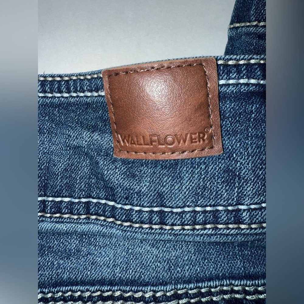 Wallflower Lucious Curvy Fit Bootcut Jeans Size 3 Regular Embellished - Picture 6 of 13